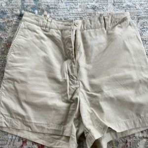 Woman’s Eddie Bauer size  4 khaki shorts. (K)